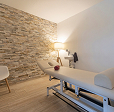 Behandlungsraum mit Natursteinwand