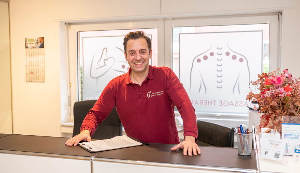 Physiotherapeut am Empfangstresen der Physiotherapie am Rheinpark