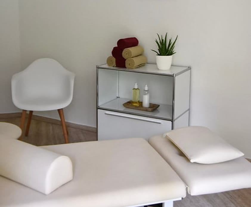 Behandlungsraum mit Ablage und Sessel