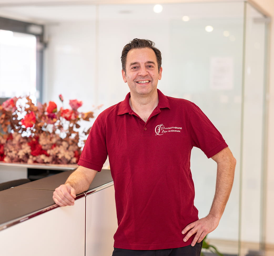 Physiotherapeut der Praxis am Rheinpark am Empfang