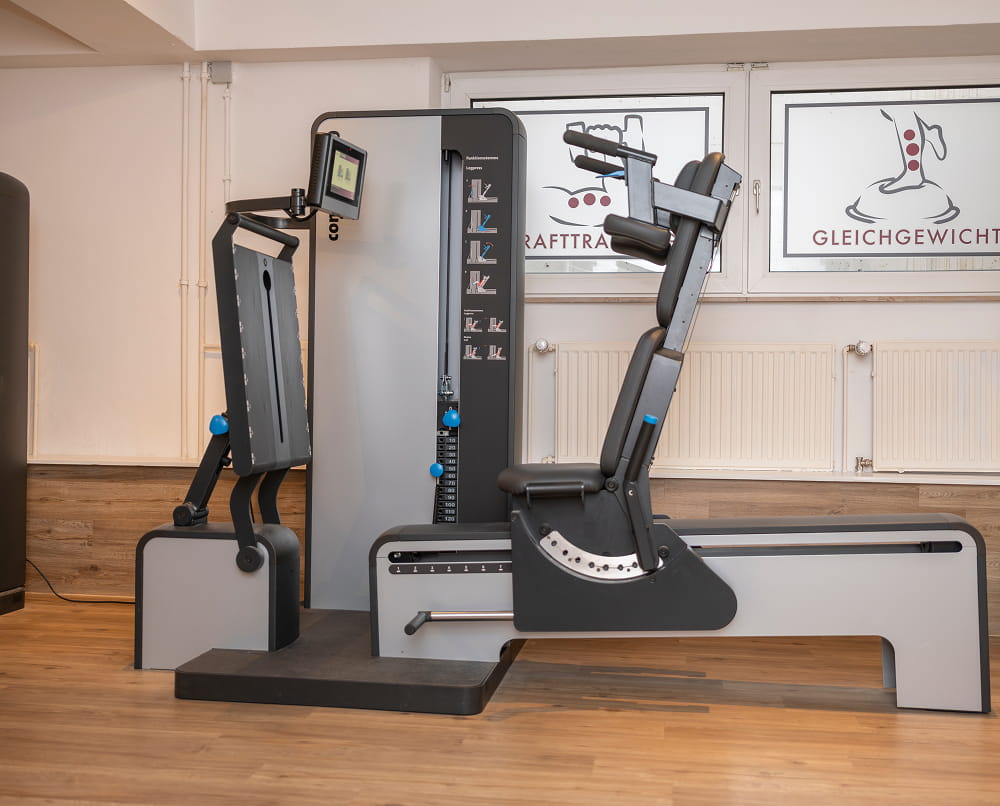 Trainingsgerät für Krankengymnastik am Gerät im Trainingsbereich der Praxis