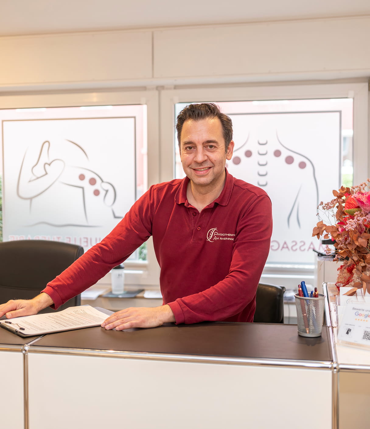 Physiotherapeut am Empfang der Praxis am Rheinpark