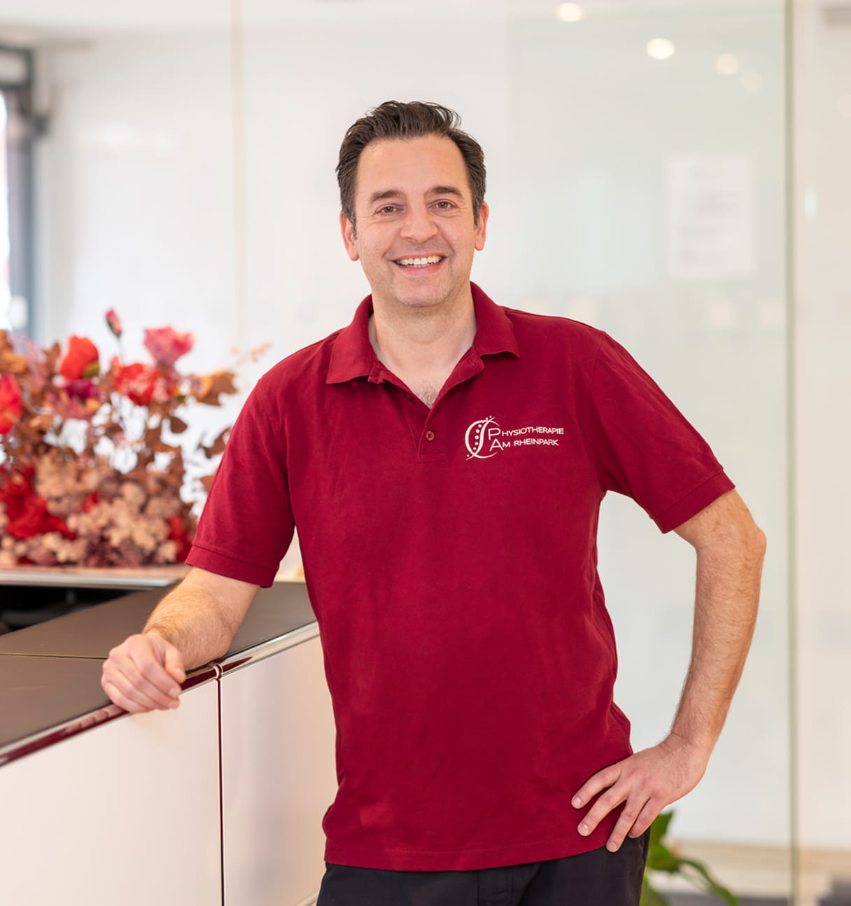 Philipp Salus, Inhaber und Physiotherapeut, am Empfang der Praxis