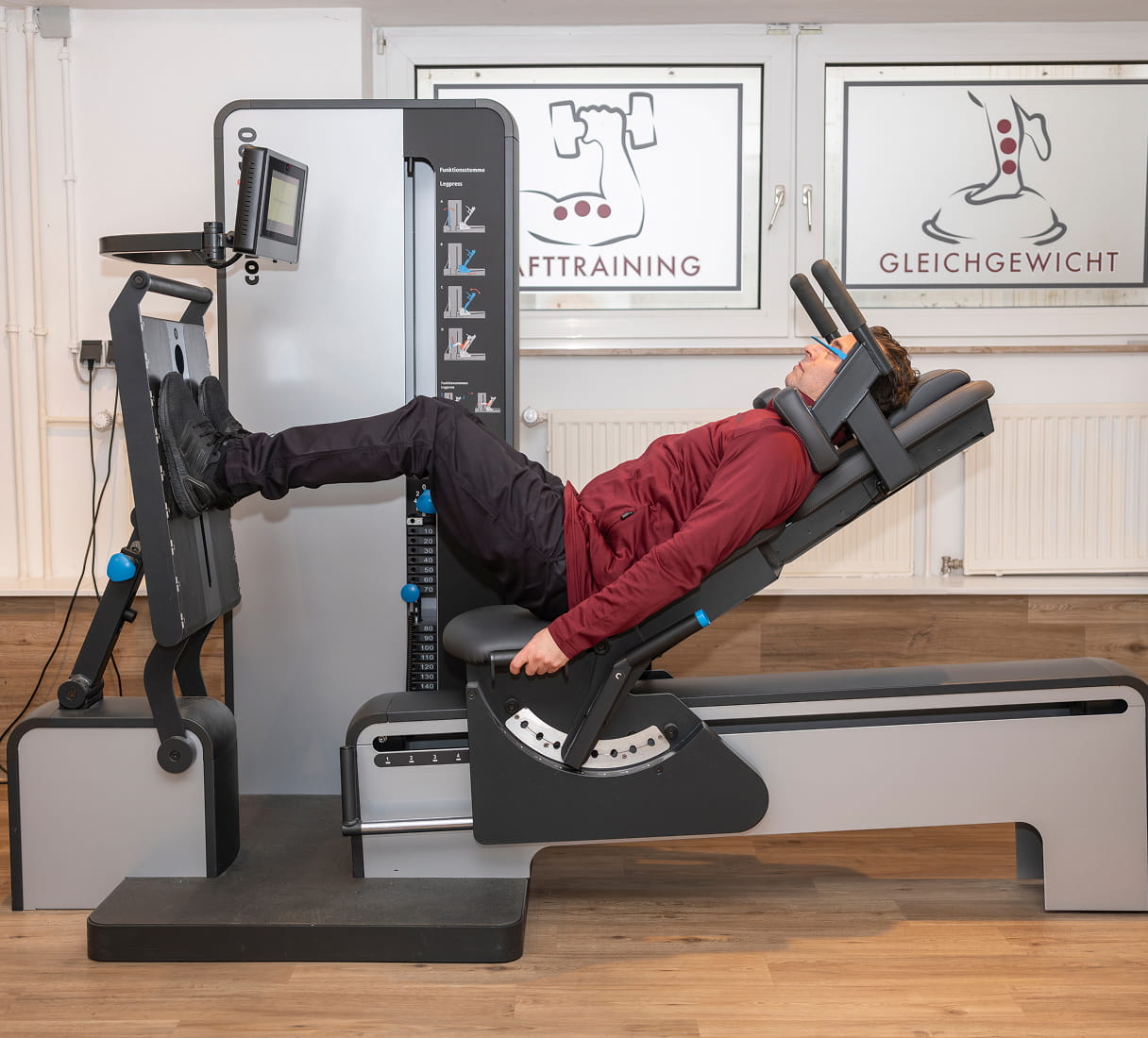 Patient trainiert an der Beinpresse im Trainingsbereich