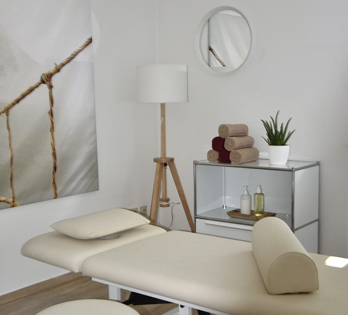 Behandlungsraum mit Therapieliege, Stehlampe und Ablage