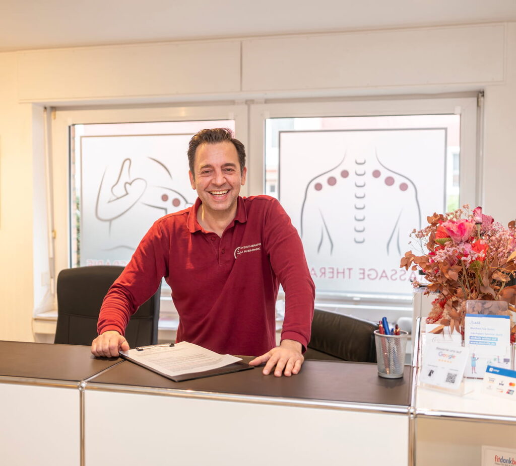 Physiotherapeut am Empfang beim Ausfüllen von Unterlagen