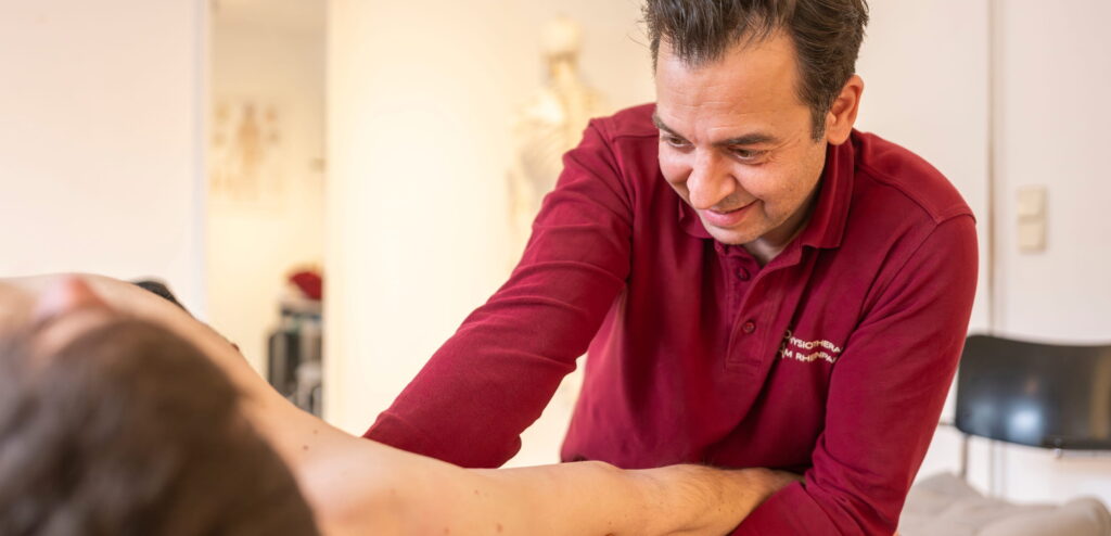 Physiotherapeut behandelt einen Patienten in der Physiotherapie am Rheinpark