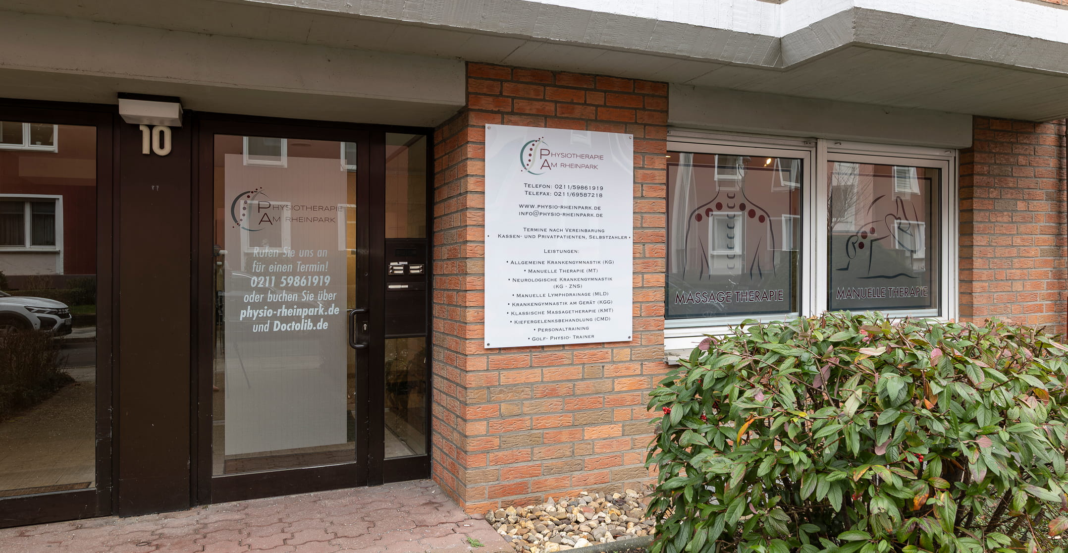 Eingang der Physiotherapie am Rheinpark in Düsseldorf-Golzheim