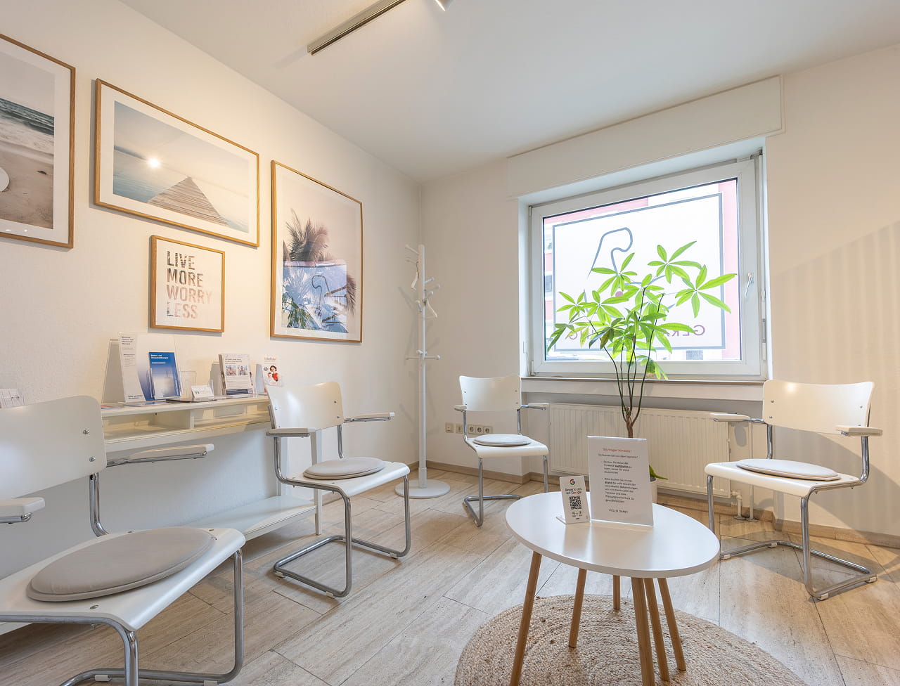 Wartezimmer der Physiotherapie am Rheinpark mit Stühlen, kleinem Tisch und Pflanze